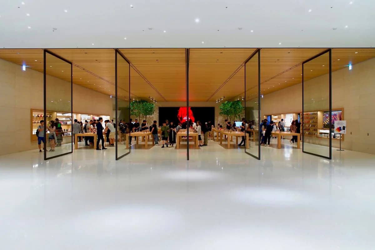 Зал с техникой Apple